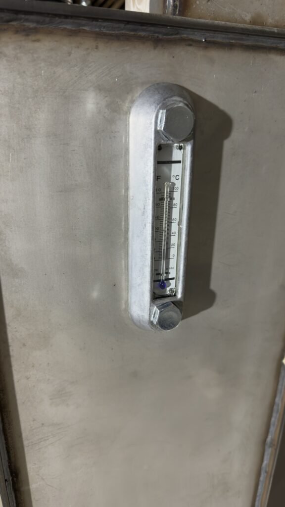 Compact hydraulic reservoir tank with sight gauge and temperature indicator