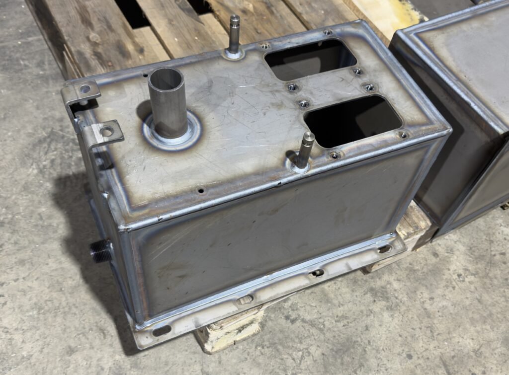 Custom hydraulic tank with machined top plate and port fittings built for a Dubuque Iowa customer