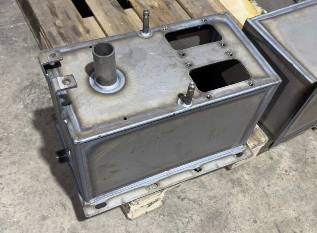 Custom hydraulic tank with machined top plate and multiple port fittings – Engineered Welding Iowa