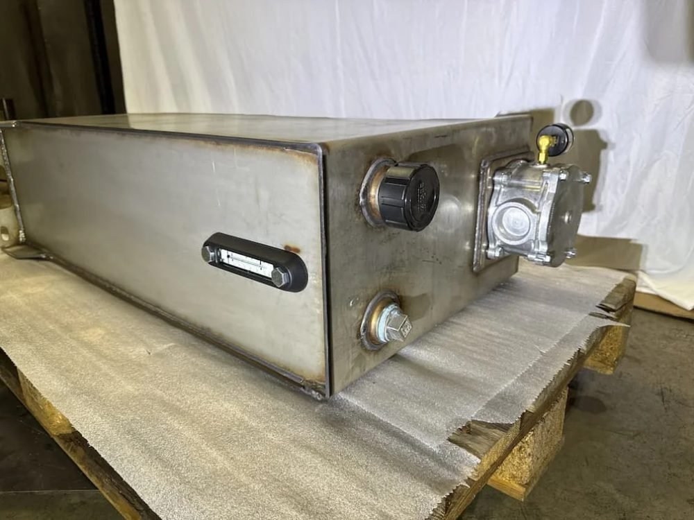 Custom stainless steel hydraulic reservoir tank with fittings and breather built by Engineered Welding